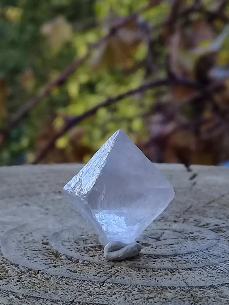 Chargez l'image dans la visionneuse de la galerie, Fluorite claire octaédrique de France pierre brute Grade A++++ Fluorite octaédrique claire de France pierre brute
