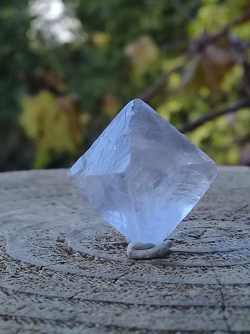 Chargez l'image dans la visionneuse de la galerie, Fluorite claire octaédrique de France pierre brute Grade A++++ Fluorite octaédrique claire de France pierre brute
