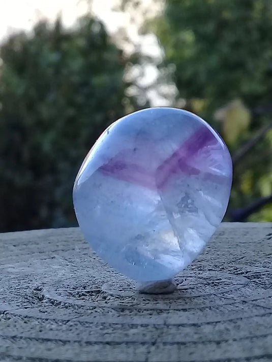 Fluorite claire violette et verte à chevrons de France pierre roulée Grade A++++ Fluorite claire violette et verte à chevrons de France