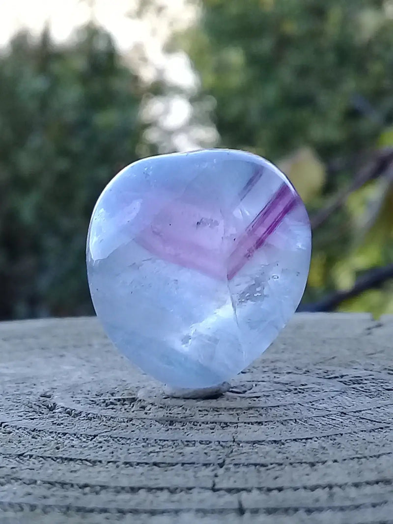 Chargez l'image dans la visionneuse de la galerie, Fluorite claire violette et verte à chevrons de France pierre roulée Grade A++++ Fluorite claire violette et verte à chevrons de France
