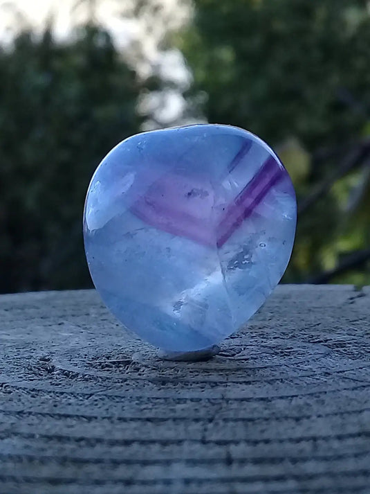 Fluorite claire violette et verte à chevrons de France pierre roulée Grade A++++ Fluorite claire violette et verte à chevrons de France