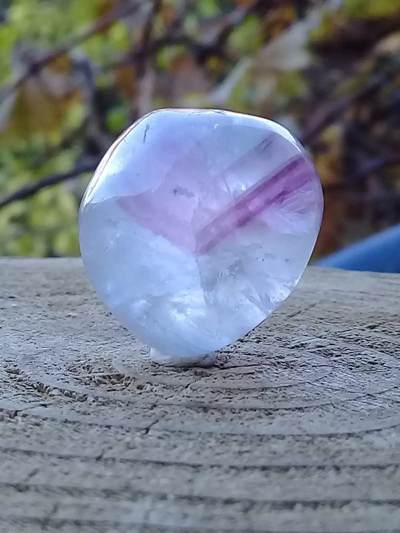 Chargez l'image dans la visionneuse de la galerie, Fluorite claire violette et verte à chevrons de France pierre roulée Grade A++++ Fluorite claire violette et verte à chevrons de France
