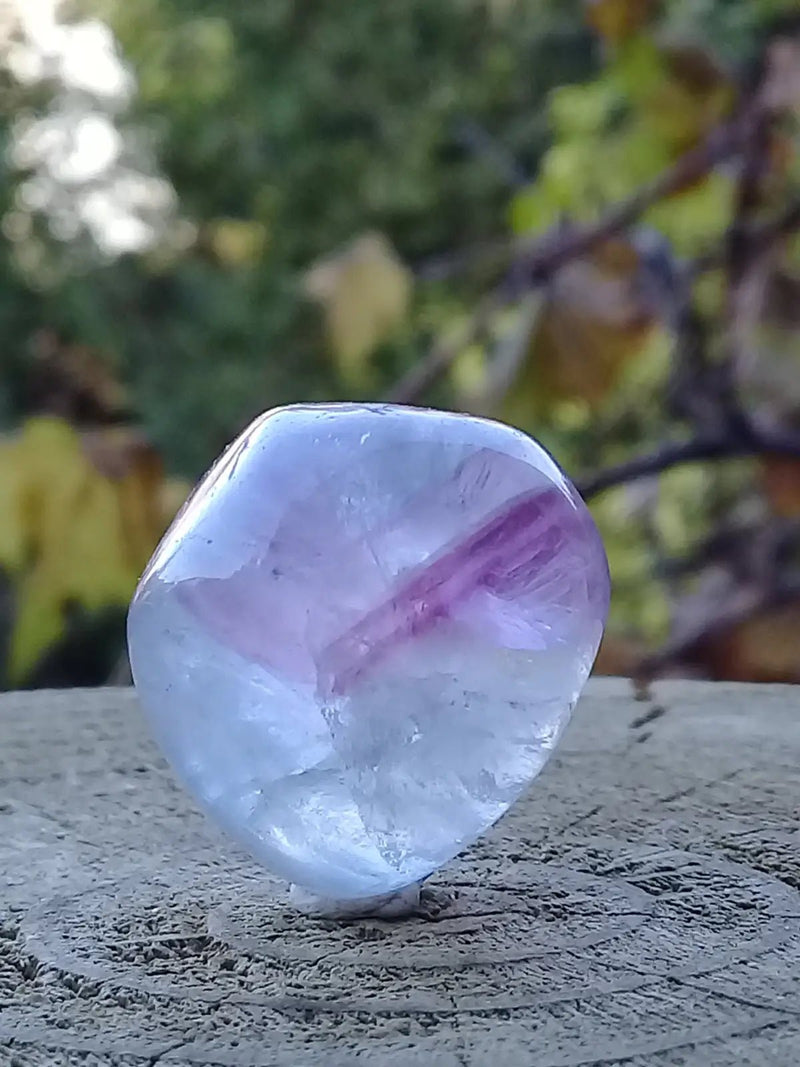 Chargez l'image dans la visionneuse de la galerie, Fluorite claire violette et verte à chevrons de France pierre roulée Grade A++++ Fluorite claire violette et verte à chevrons de France
