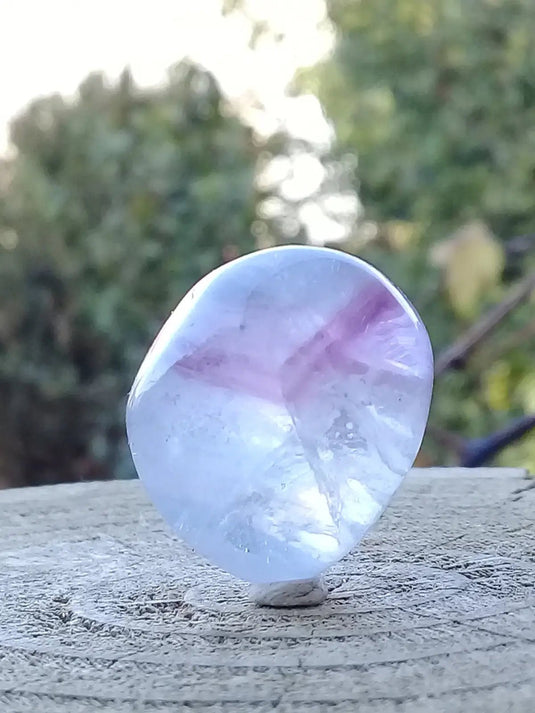 Fluorite claire violette et verte à chevrons de France pierre roulée Grade A++++ Fluorite claire violette et verte à chevrons de France