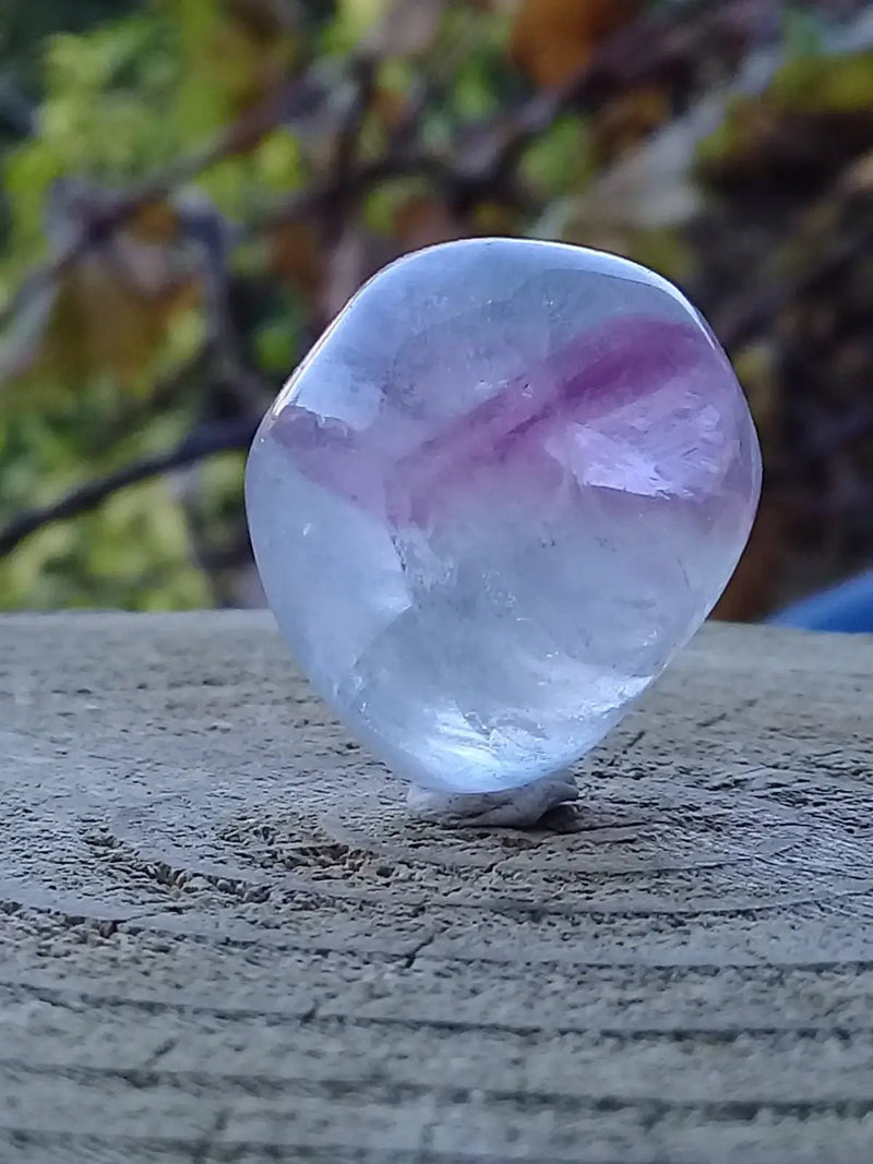 Chargez l'image dans la visionneuse de la galerie, Fluorite claire violette et verte à chevrons de France pierre roulée Grade A++++ Fluorite claire violette et verte à chevrons de France
