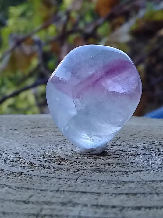 Fluorite claire violette et verte à chevrons de France pierre roulée Grade A++++ Fluorite claire violette et verte à chevrons de France