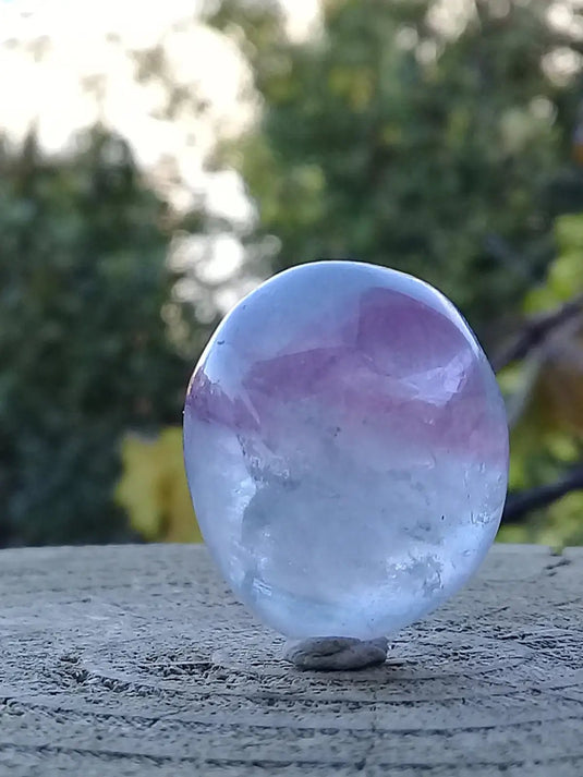 Fluorite claire violette et verte à chevrons de France pierre roulée Grade A++++ Fluorite claire violette et verte à chevrons de France