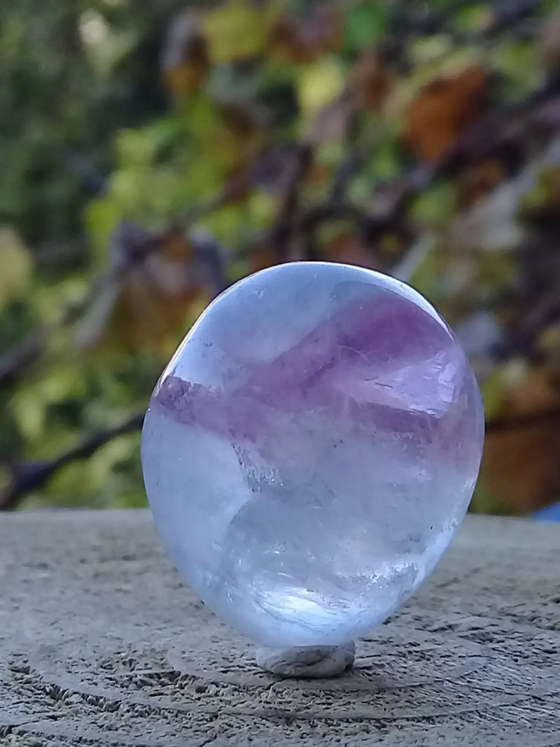 Chargez l'image dans la visionneuse de la galerie, Fluorite claire violette et verte à chevrons de France pierre roulée Grade A++++ Fluorite claire violette et verte à chevrons de France
