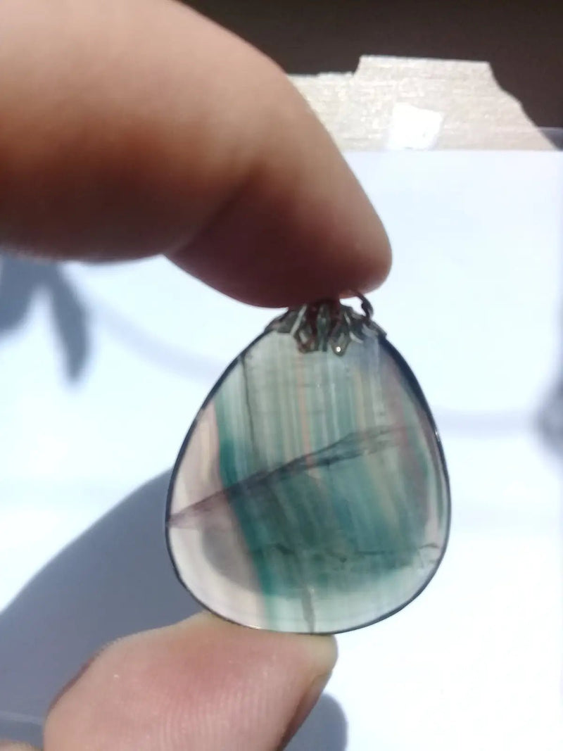 Chargez l'image dans la visionneuse de la galerie, Fluorite claire violette et verte de France pendentif Grade A++++ Fourni avec cordon Fluorite violette verte et claire de France pendentif
