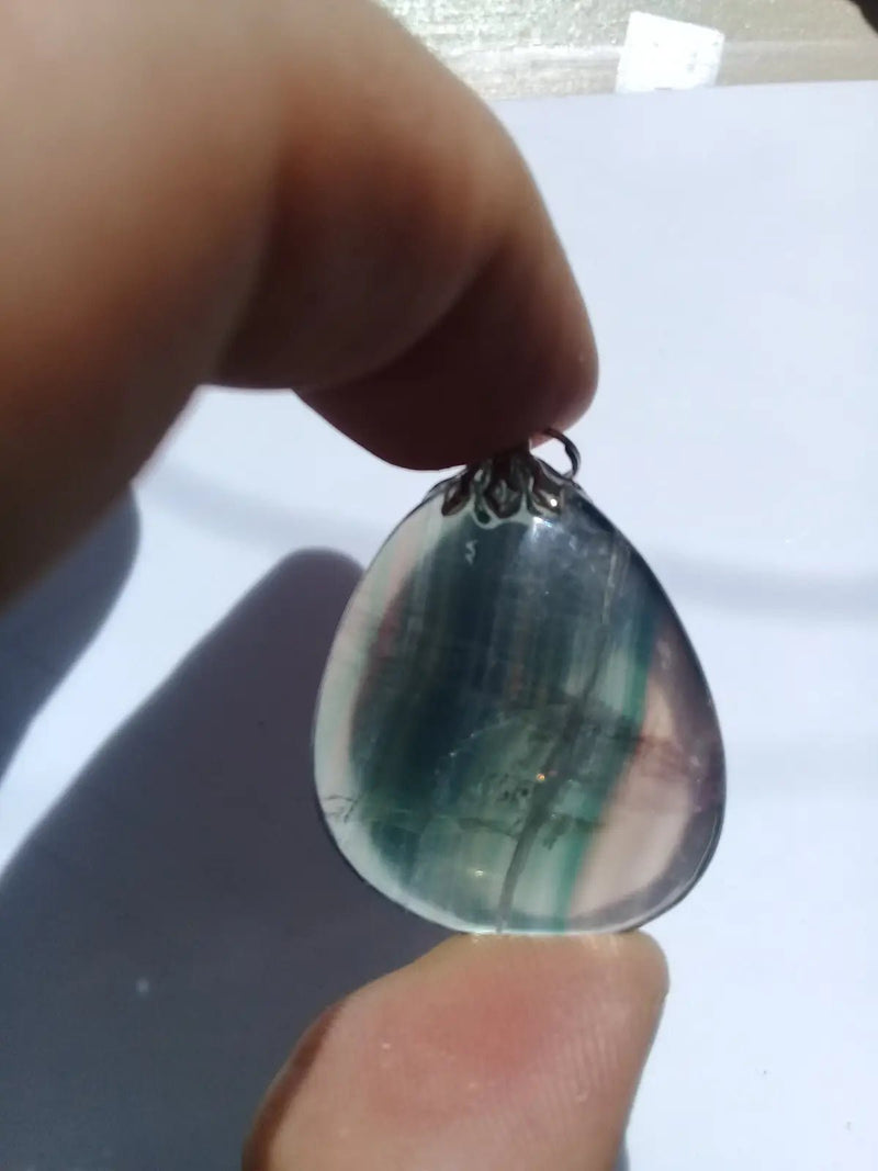 Chargez l'image dans la visionneuse de la galerie, Fluorite claire violette et verte de France pendentif Grade A++++ Fourni avec cordon Fluorite violette verte et claire de France pendentif

