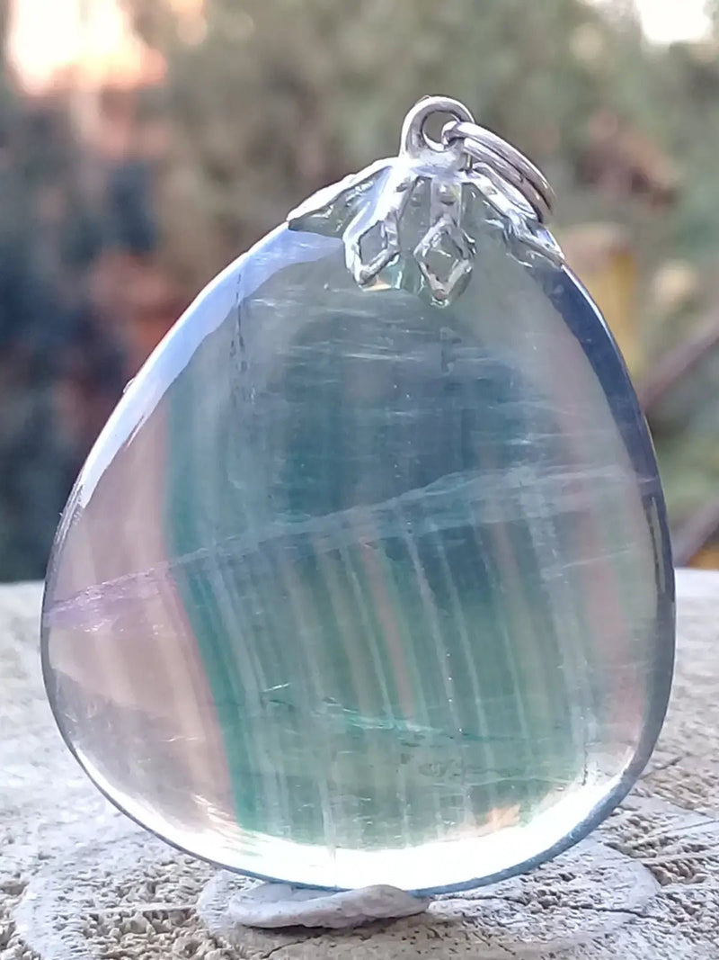 Chargez l'image dans la visionneuse de la galerie, Fluorite claire violette et verte de France pendentif Grade A++++ Fourni avec cordon Fluorite violette verte et claire de France pendentif
