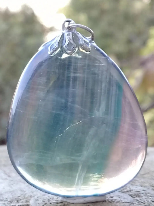 Fluorite claire violette et verte de France pendentif Grade A++++ Fourni avec cordon Fluorite violette verte et claire de France pendentif