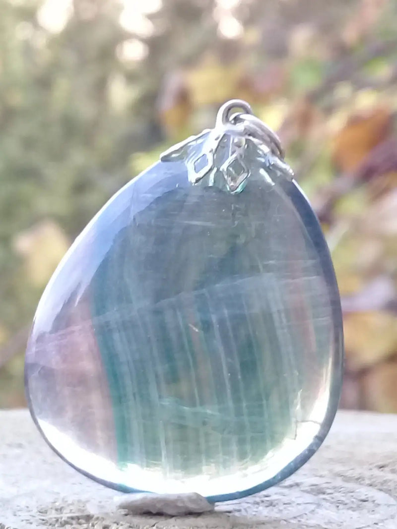 Chargez l'image dans la visionneuse de la galerie, Fluorite claire violette et verte de France pendentif Grade A++++ Fourni avec cordon Fluorite violette verte et claire de France pendentif
