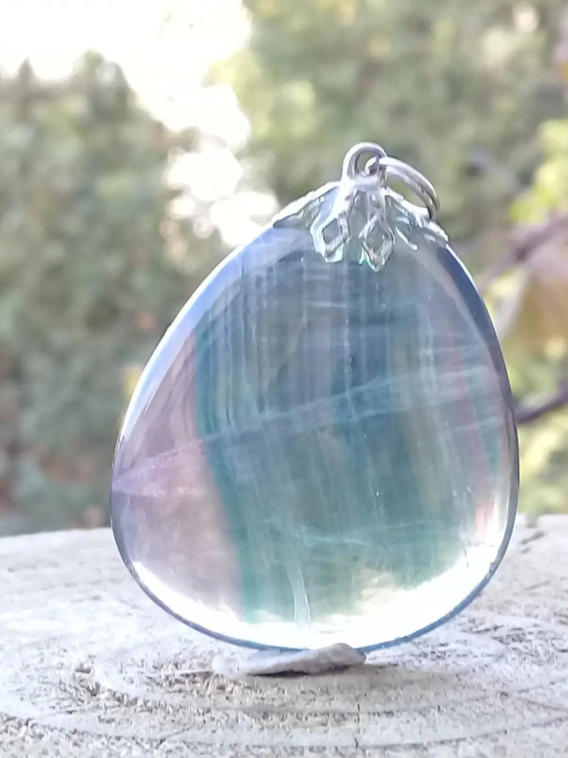 Chargez l'image dans la visionneuse de la galerie, Fluorite claire violette et verte de France pendentif Grade A++++ Fourni avec cordon Fluorite violette verte et claire de France pendentif
