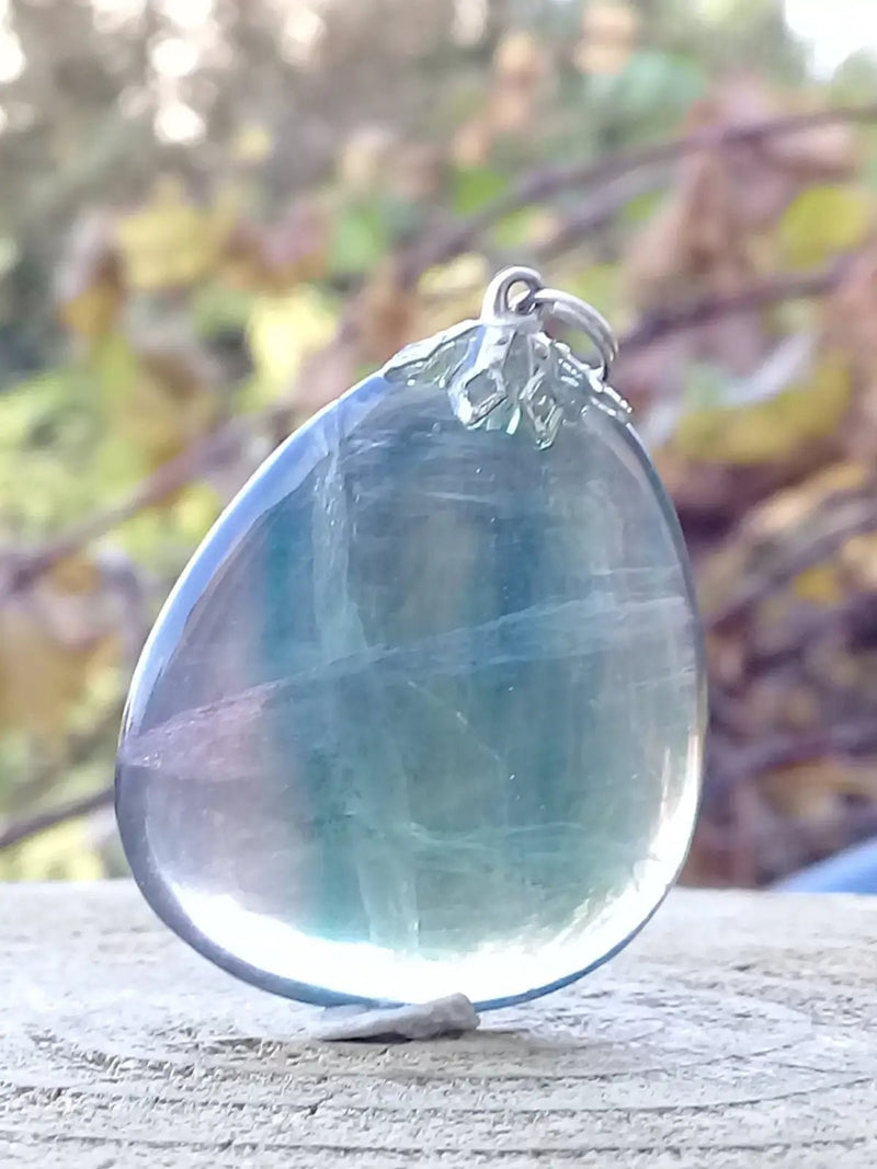 Chargez l'image dans la visionneuse de la galerie, Fluorite claire violette et verte de France pendentif Grade A++++ Fourni avec cordon Fluorite violette verte et claire de France pendentif
