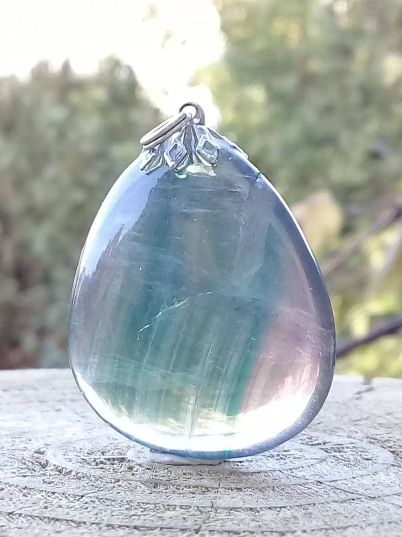 Chargez l'image dans la visionneuse de la galerie, Fluorite claire violette et verte de France pendentif Grade A++++ Fourni avec cordon Fluorite violette verte et claire de France pendentif
