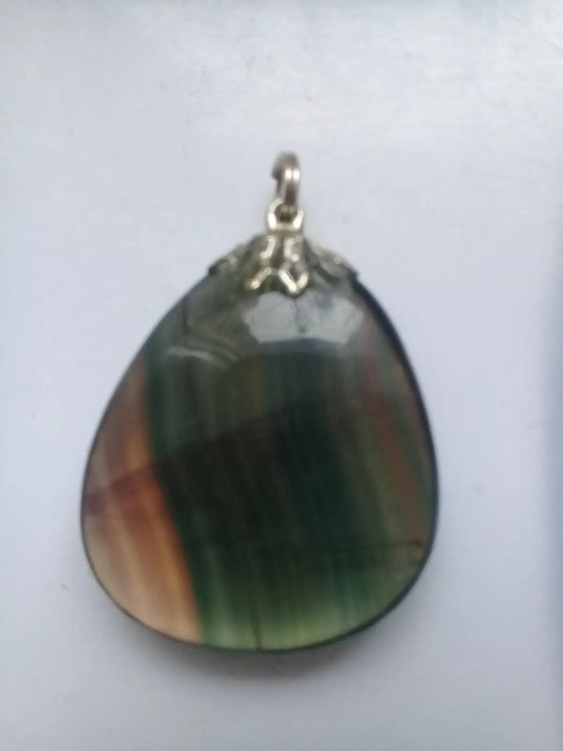 Chargez l'image dans la visionneuse de la galerie, Fluorite claire violette et verte de France pendentif Grade A++++ Fourni avec cordon Fluorite violette verte et claire de France pendentif

