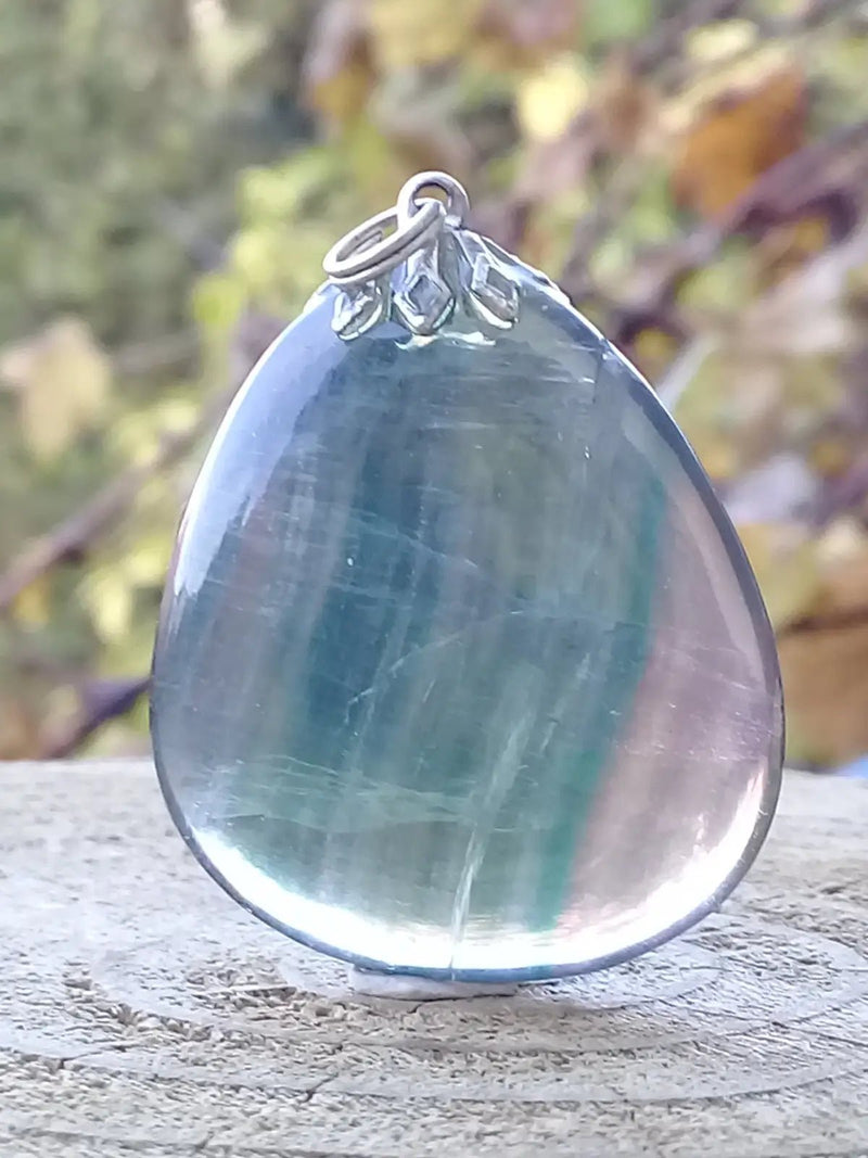 Chargez l'image dans la visionneuse de la galerie, Fluorite claire violette et verte de France pendentif Grade A++++ Fourni avec cordon Fluorite violette verte et claire de France pendentif
