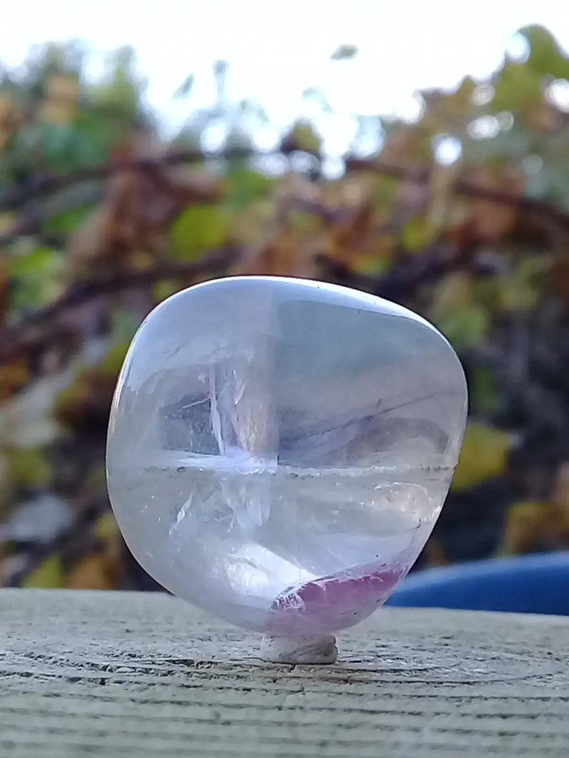 Load image into Gallery viewer, Fluorite claire violette et verte de France pierre roulée Grade A++++ Fluorite claire violette et verte de France pierre roulée
