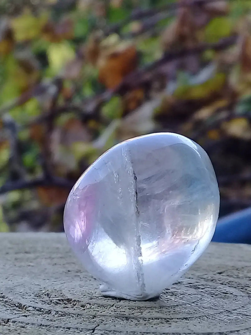 Load image into Gallery viewer, Fluorite claire violette et verte de France pierre roulée Grade A++++ Fluorite claire violette et verte de France pierre roulée
