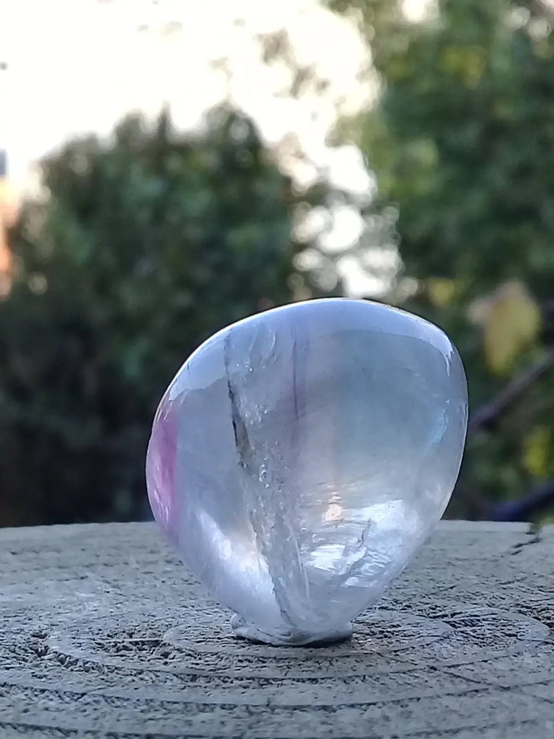 Load image into Gallery viewer, Fluorite claire violette et verte de France pierre roulée Grade A++++ Fluorite claire violette et verte de France pierre roulée
