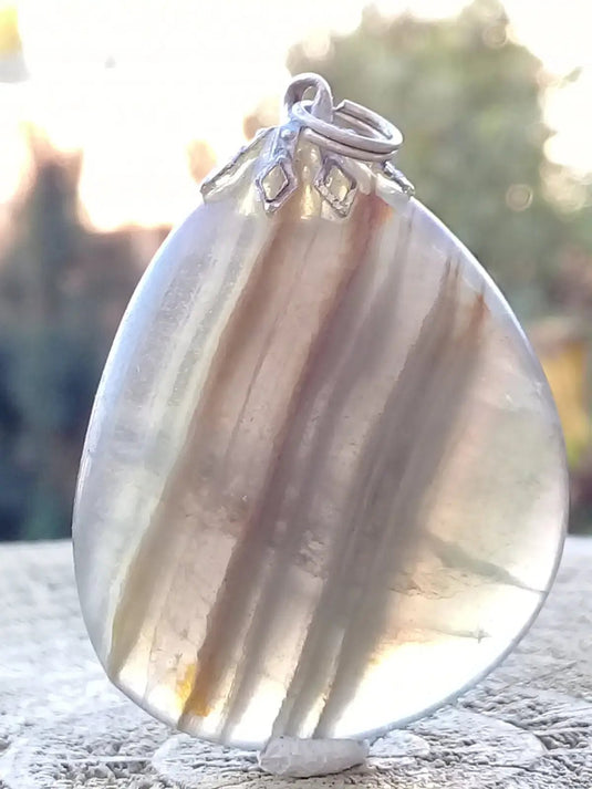 Fluorite verte et claire de France pendentif Grade A++++ Fourni avec cordon Fluorite verte et claire de France pendentif