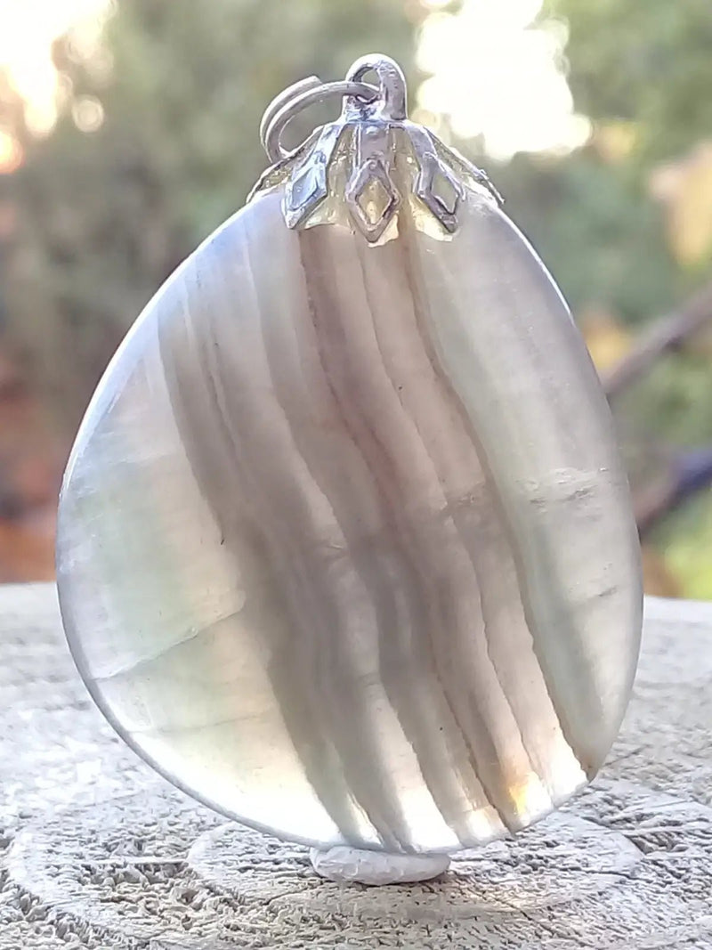 Chargez l'image dans la visionneuse de la galerie, Fluorite verte et claire de France pendentif Grade A++++ Fourni avec cordon Fluorite verte et claire de France pendentif

