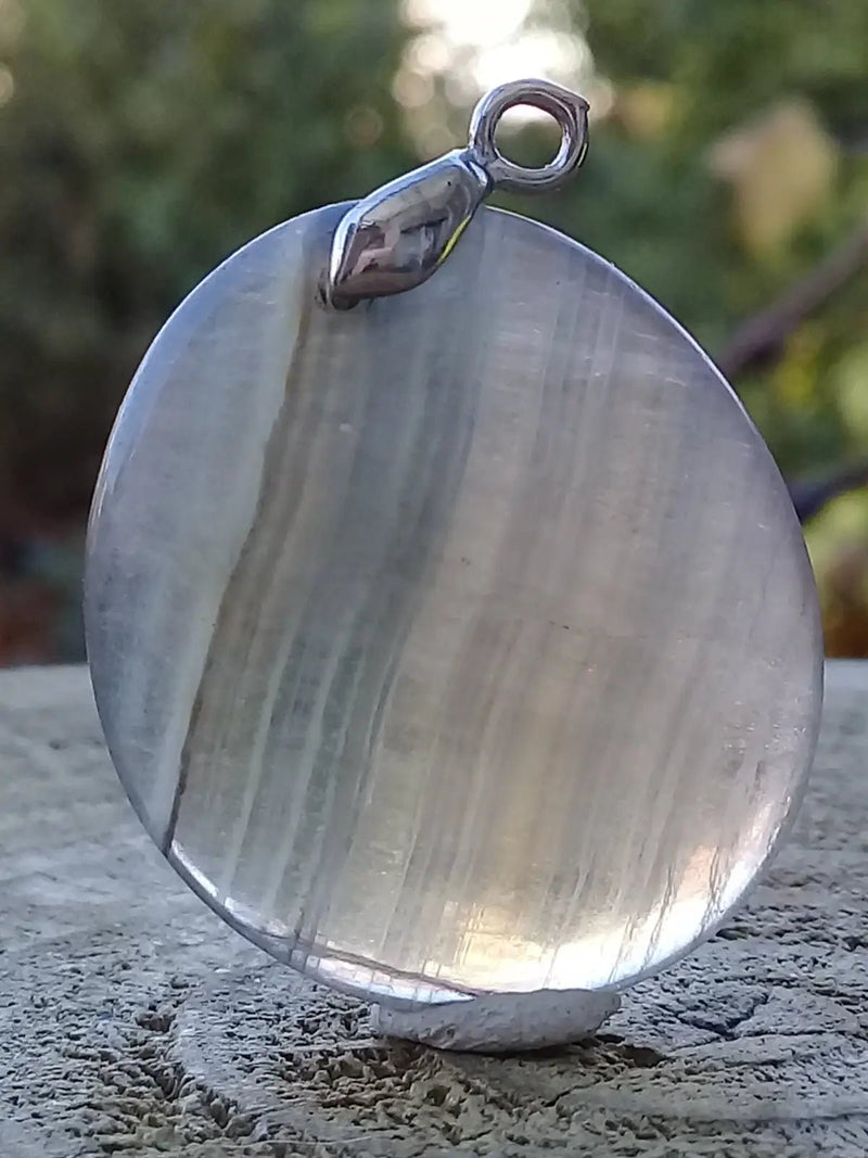 Chargez l'image dans la visionneuse de la galerie, Fluorite verte et claire de France pendentif Grade A++++ Fourni avec cordon Fluorite verte et claire de France pendentif
