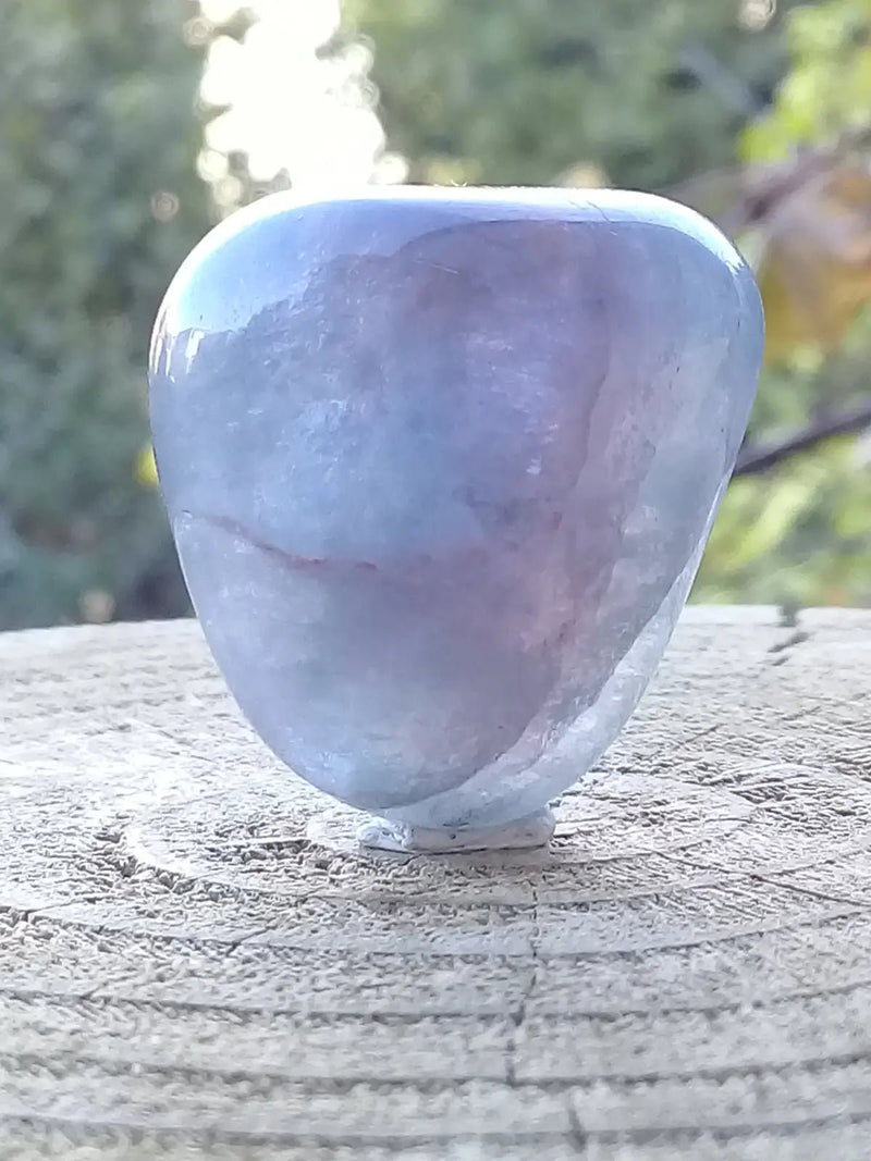 Load image into Gallery viewer, Fluorite violette et verte de France pierre roulée Grade A++++ Fluorite violette verte et claire de France pierre roulée
