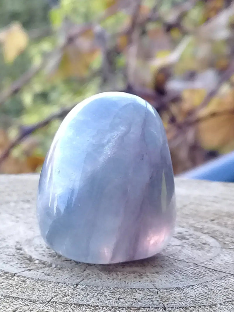 Load image into Gallery viewer, Fluorite violette et verte de France pierre roulée Grade A++++ Fluorite violette verte et claire de France pierre roulée
