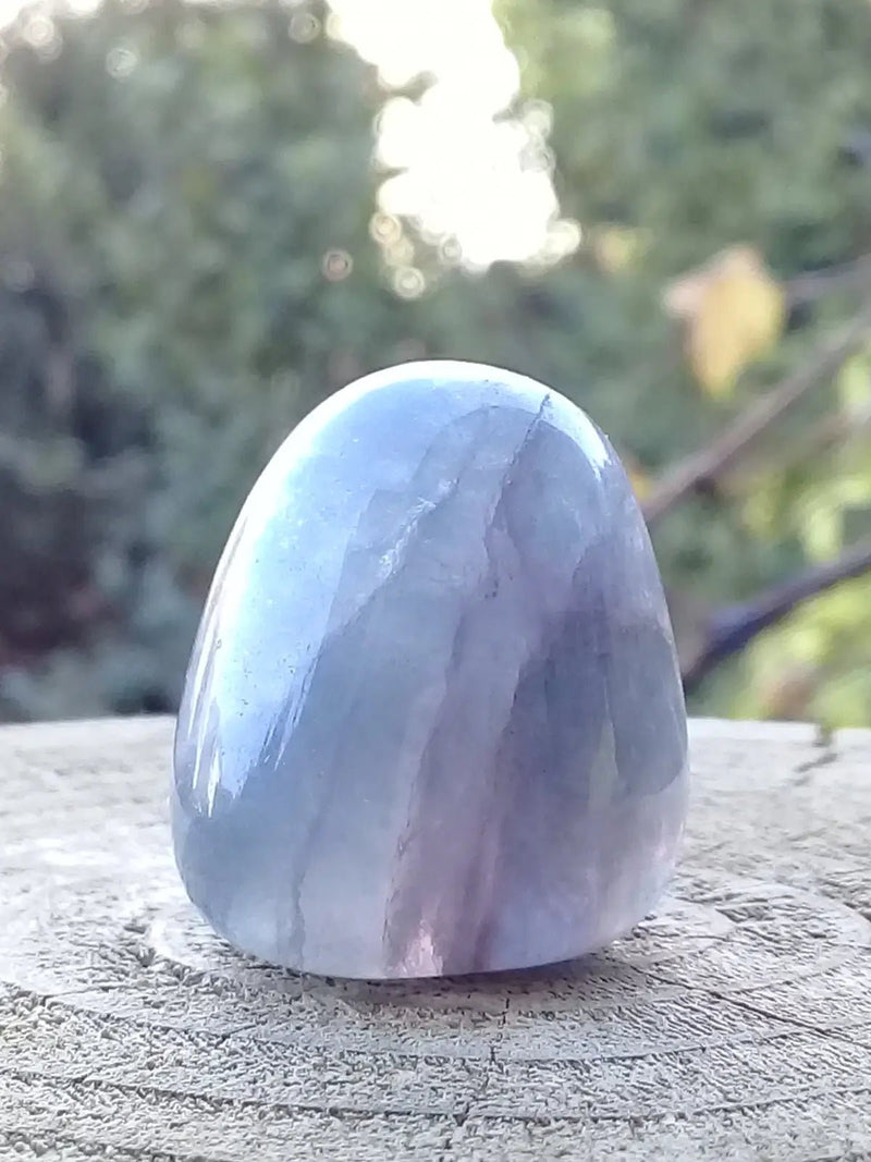 Load image into Gallery viewer, Fluorite violette et verte de France pierre roulée Grade A++++ Fluorite violette verte et claire de France pierre roulée
