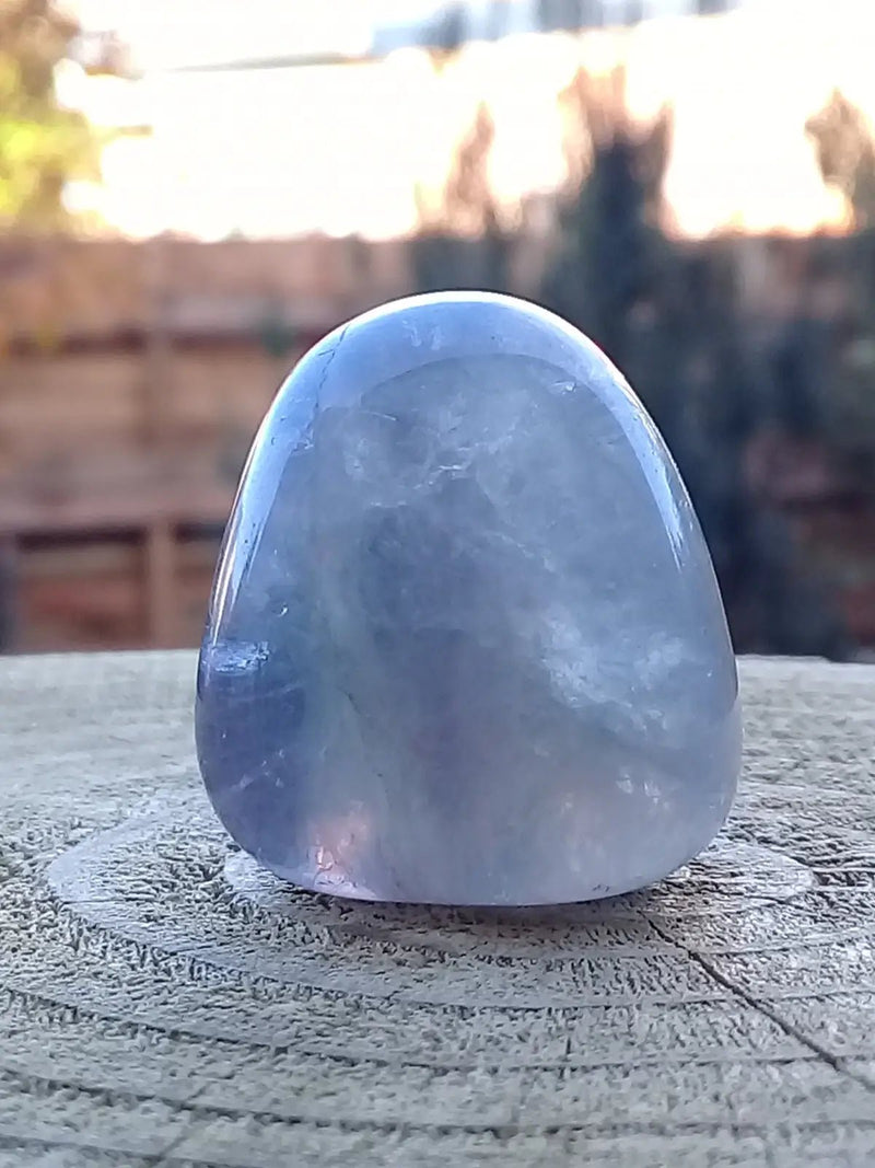 Load image into Gallery viewer, Fluorite violette et verte de France pierre roulée Grade A++++ Fluorite violette verte et claire de France pierre roulée
