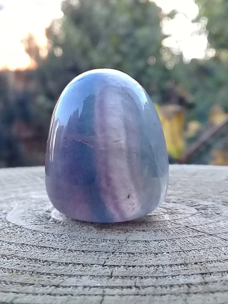 Load image into Gallery viewer, Fluorite violette et verte de France pierre roulée Grade A++++ Fluorite violette verte et claire de France pierre roulée
