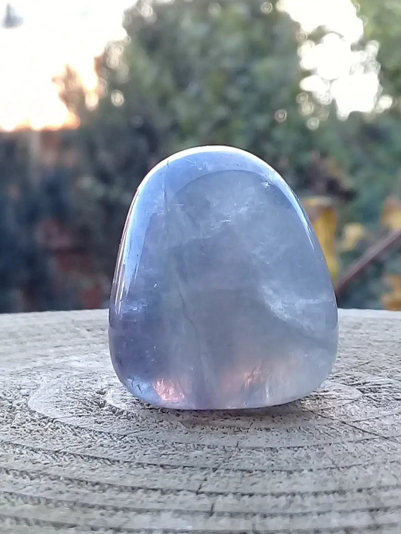 Load image into Gallery viewer, Fluorite violette et verte de France pierre roulée Grade A++++ Fluorite violette verte et claire de France pierre roulée
