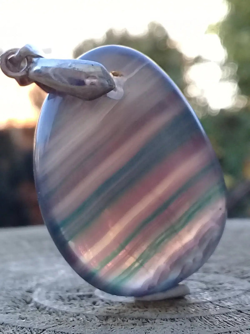 Chargez l'image dans la visionneuse de la galerie, Fluorite violette verte et claire de France pendentif Grade A++++ Fourni avec cordon Fluorite violette verte et claire de France pendentif
