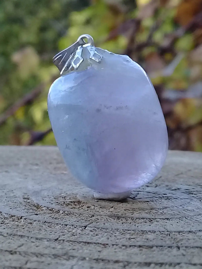 Load image into Gallery viewer, Fluorite violette verte et claire de France pendentif Grade A++++ Fourni avec cordon Fluorite violette verte et claire de France pendentif
