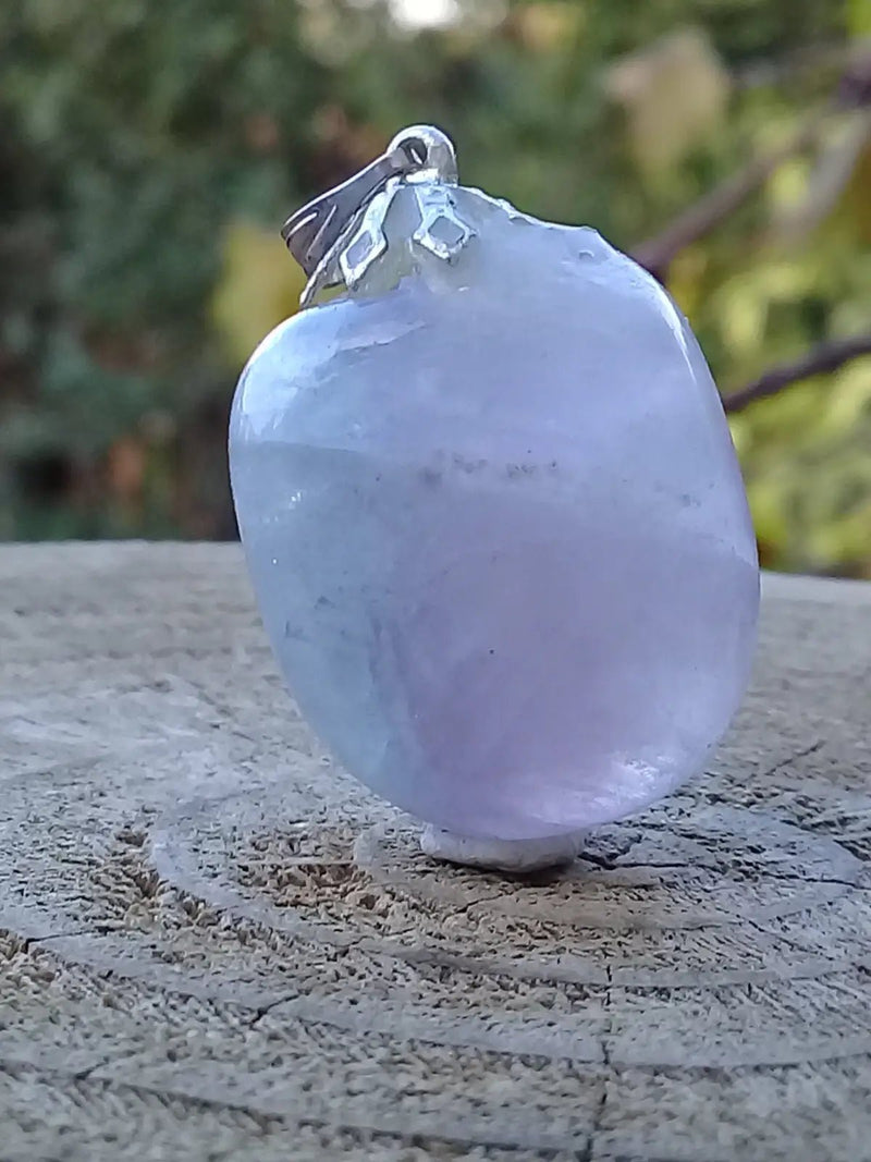 Load image into Gallery viewer, Fluorite violette verte et claire de France pendentif Grade A++++ Fourni avec cordon Fluorite violette verte et claire de France pendentif
