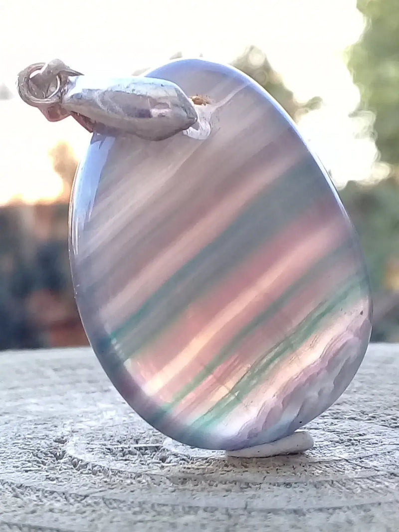 Chargez l'image dans la visionneuse de la galerie, Fluorite violette verte et claire de France pendentif Grade A++++ Fourni avec cordon Fluorite violette verte et claire de France pendentif
