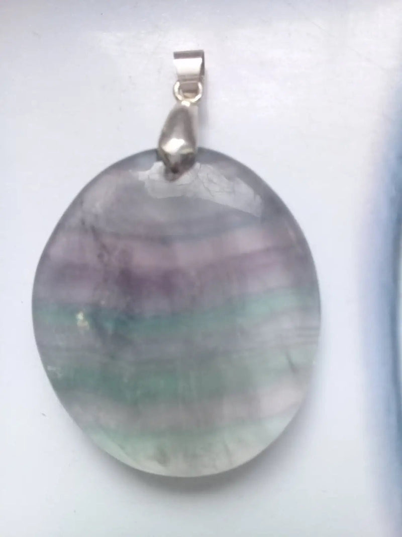 Load image into Gallery viewer, Fluorite violette verte et claire de France pendentif Grade A++++ Fourni avec cordon Fluorite violette verte et claire de France pendentif

