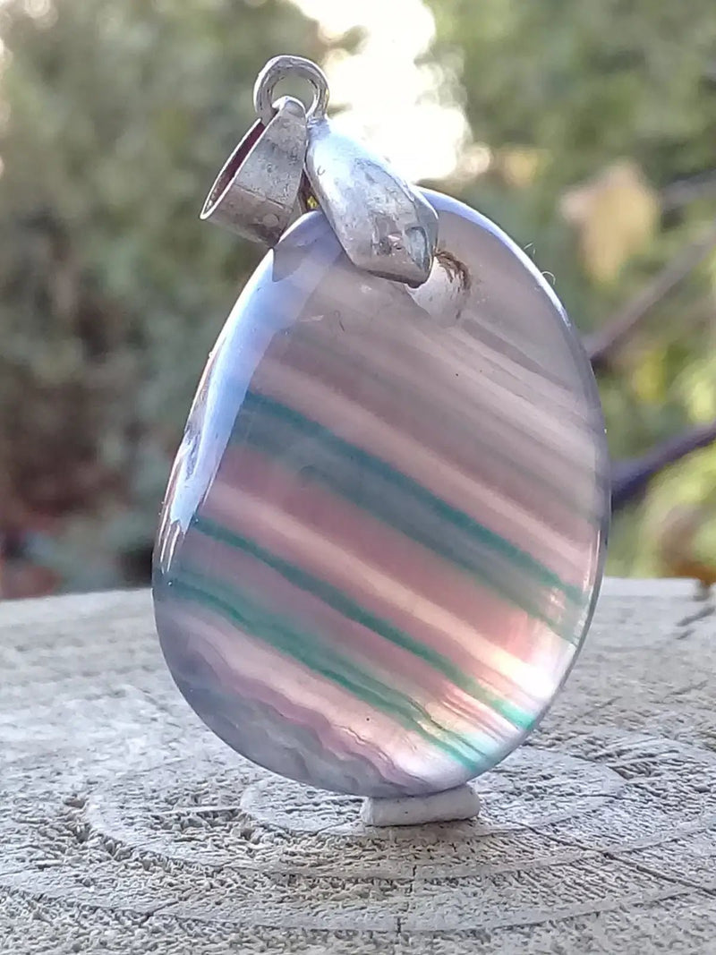 Chargez l'image dans la visionneuse de la galerie, Fluorite violette verte et claire de France pendentif Grade A++++ Fourni avec cordon Fluorite violette verte et claire de France pendentif
