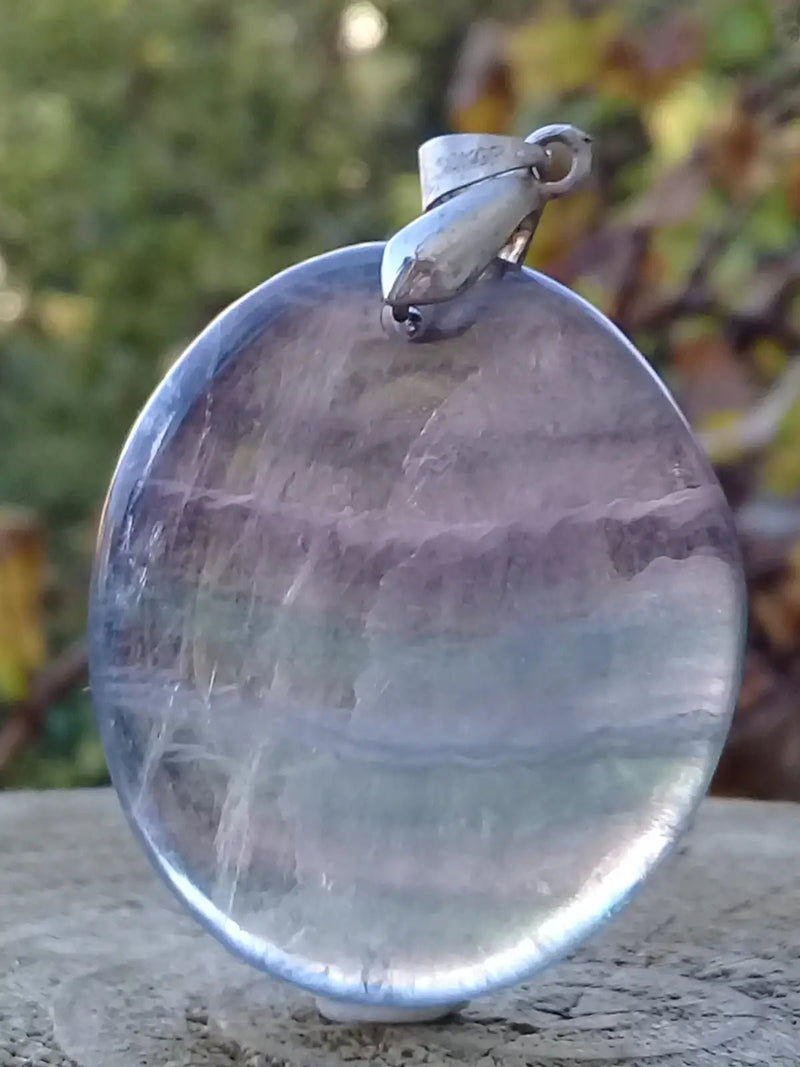 Load image into Gallery viewer, Fluorite violette verte et claire de France pendentif Grade A++++ Fourni avec cordon Fluorite violette verte et claire de France pendentif
