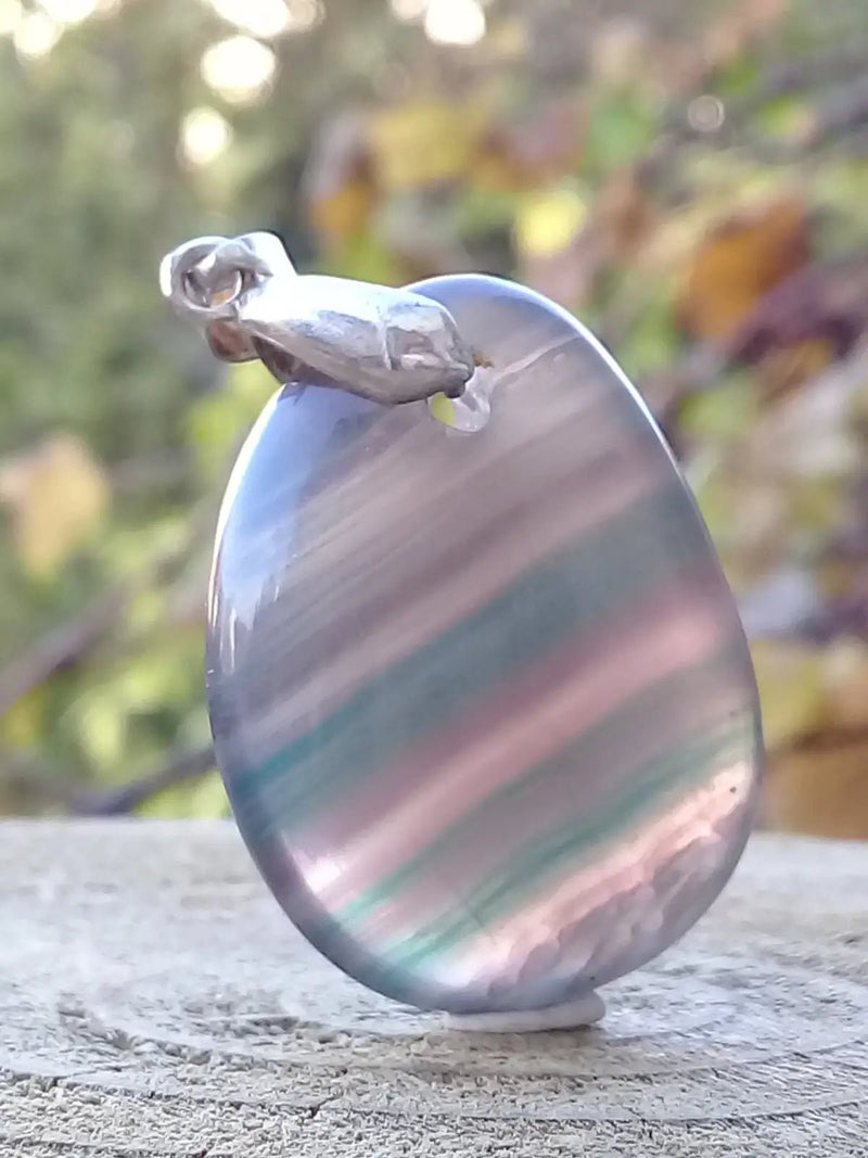 Chargez l'image dans la visionneuse de la galerie, Fluorite violette verte et claire de France pendentif Grade A++++ Fourni avec cordon Fluorite violette verte et claire de France pendentif
