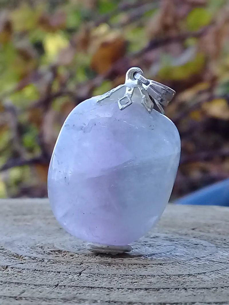 Load image into Gallery viewer, Fluorite violette verte et claire de France pendentif Grade A++++ Fourni avec cordon Fluorite violette verte et claire de France pendentif
