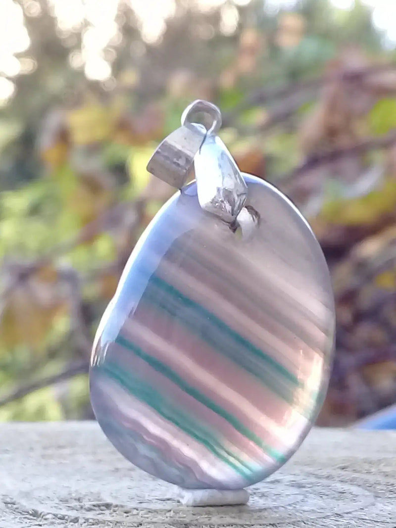 Chargez l'image dans la visionneuse de la galerie, Fluorite violette verte et claire de France pendentif Grade A++++ Fourni avec cordon Fluorite violette verte et claire de France pendentif
