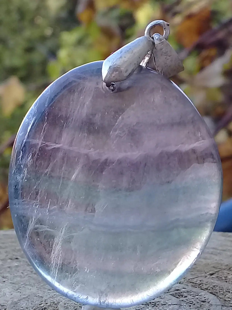 Load image into Gallery viewer, Fluorite violette verte et claire de France pendentif Grade A++++ Fourni avec cordon Fluorite violette verte et claire de France pendentif
