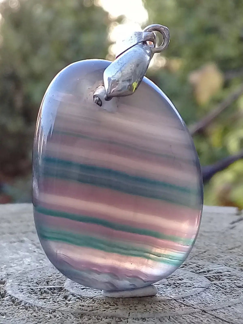 Chargez l'image dans la visionneuse de la galerie, Fluorite violette verte et claire de France pendentif Grade A++++ Fourni avec cordon Fluorite violette verte et claire de France pendentif
