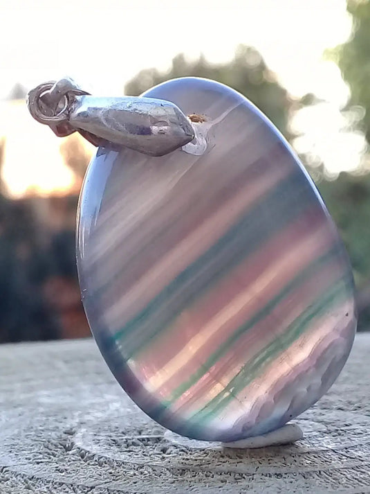 Fluorite violette verte et claire de France pendentif Grade A++++ Fourni avec cordon Fluorite violette verte et claire de France pendentif