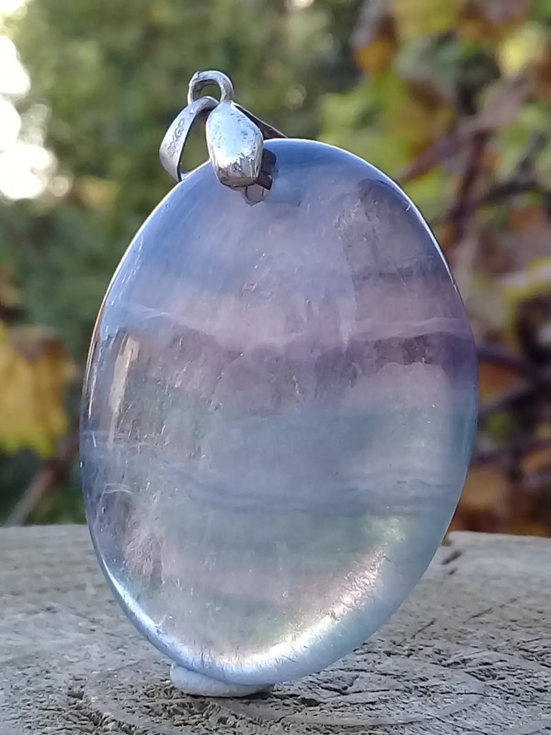 Load image into Gallery viewer, Fluorite violette verte et claire de France pendentif Grade A++++ Fourni avec cordon Fluorite violette verte et claire de France pendentif
