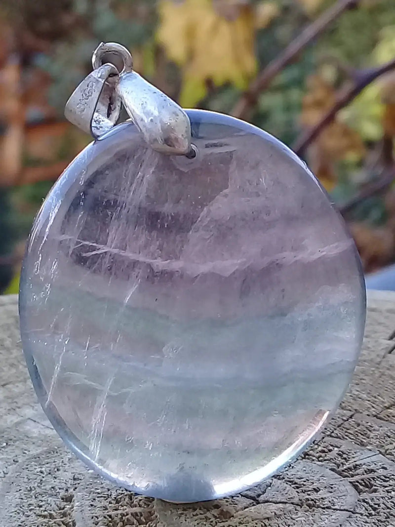 Load image into Gallery viewer, Fluorite violette verte et claire de France pendentif Grade A++++ Fourni avec cordon Fluorite violette verte et claire de France pendentif
