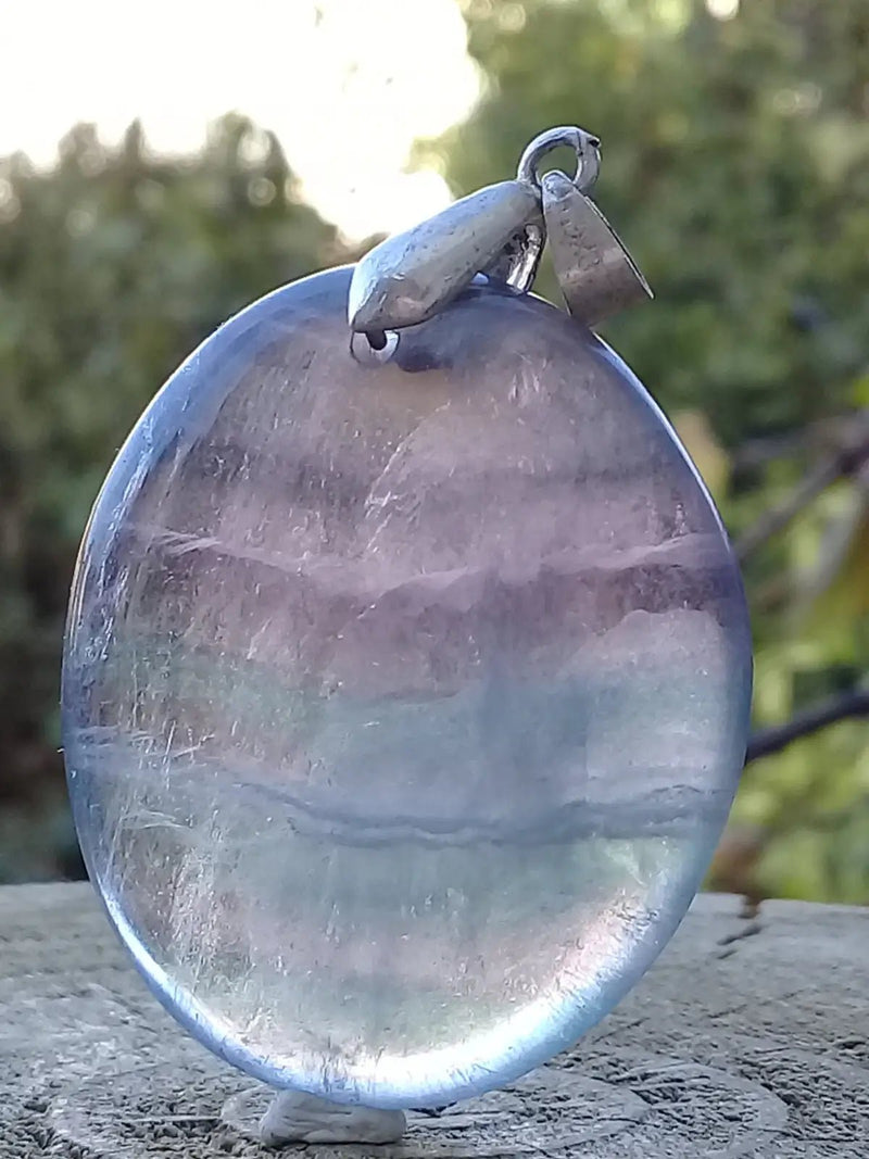 Load image into Gallery viewer, Fluorite violette verte et claire de France pendentif Grade A++++ Fourni avec cordon Fluorite violette verte et claire de France pendentif
